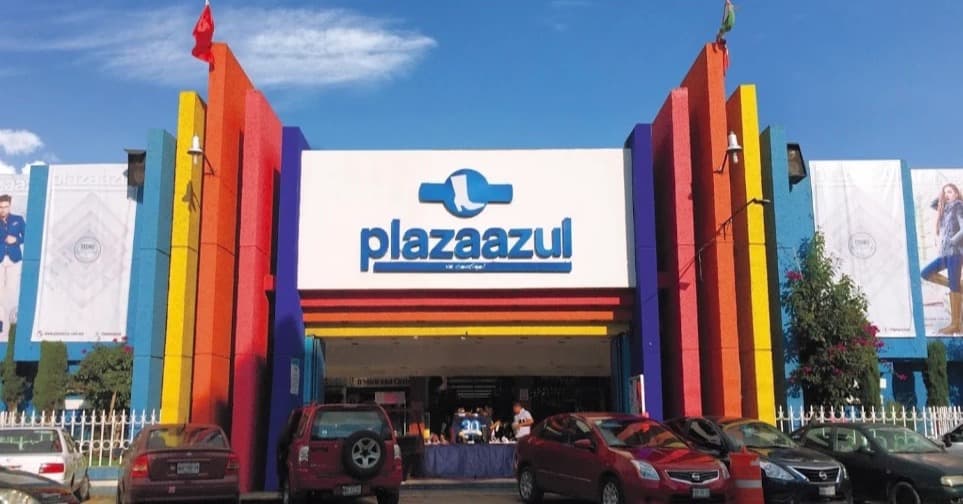 Fachada de la Plaza Azul de San Mateo Atenco, con columnas de colores y su letrero sobre la entrada