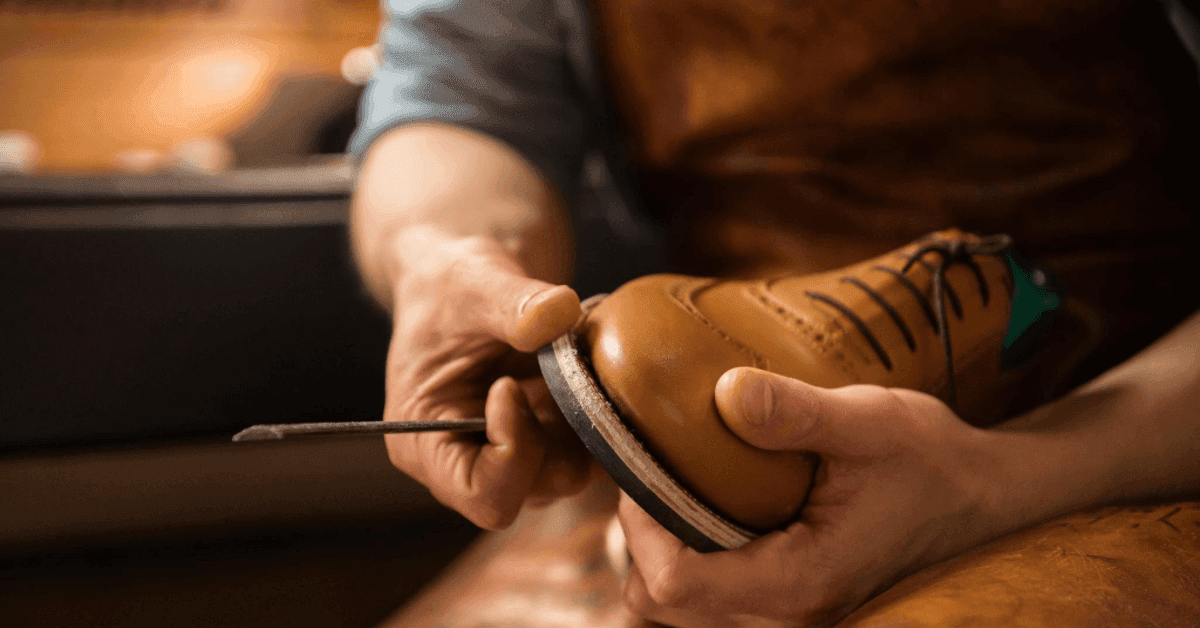 Manos de un artesano trabajando un zapato de piel